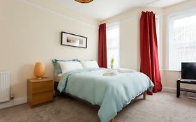 Stylish Town Centre Apartment Close To Beach And Shops